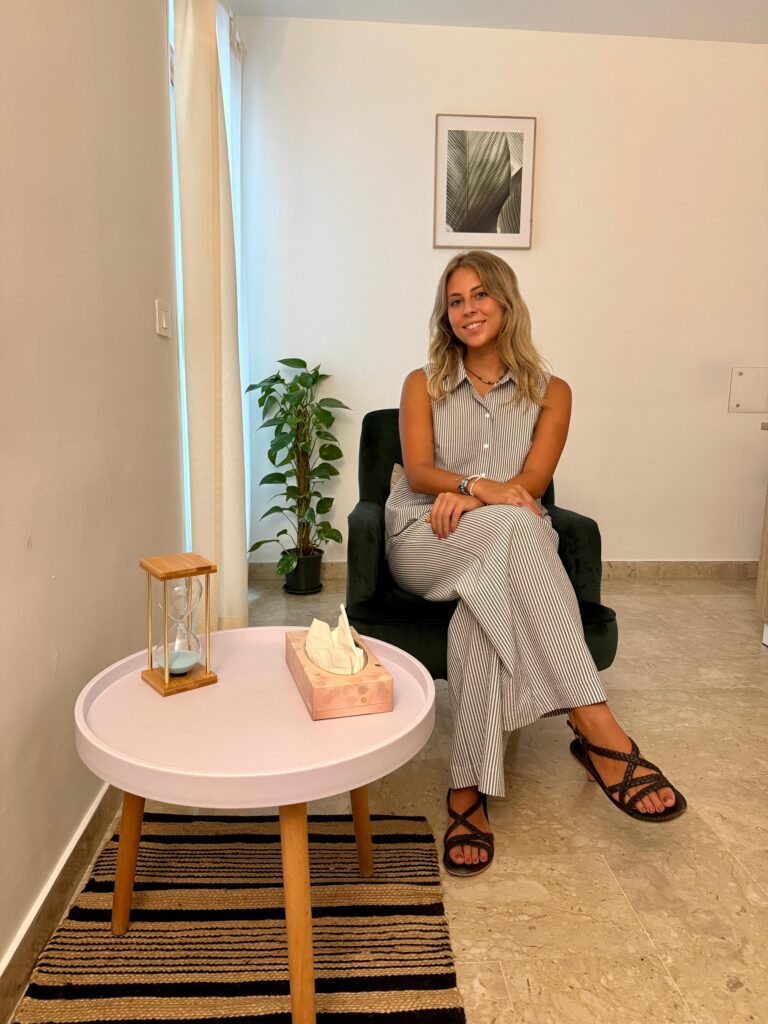 .ssa Desiree Palma nel suo studio di psicologia a Palermo